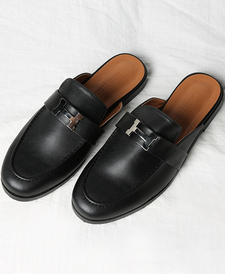 A-5850<br>METAL LOGO PATCHED LEATHER LOAFERS<br>Color : 1 color<br>Material : leather