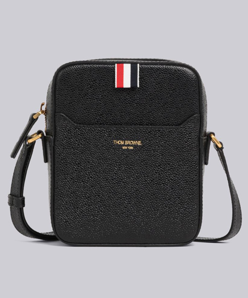 A-38760<br><b>THOM BROWNE</b><br>페블 그레인 레더 버티컬 카메라 백</b><br>[매장가-200만원대]