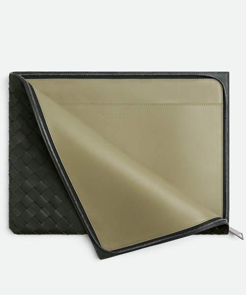 A-38958<br><b>BOTTEGA VENETA</b><br>인트레치아토 하프 지퍼 파우치</b><br>[매장가-200만원대]