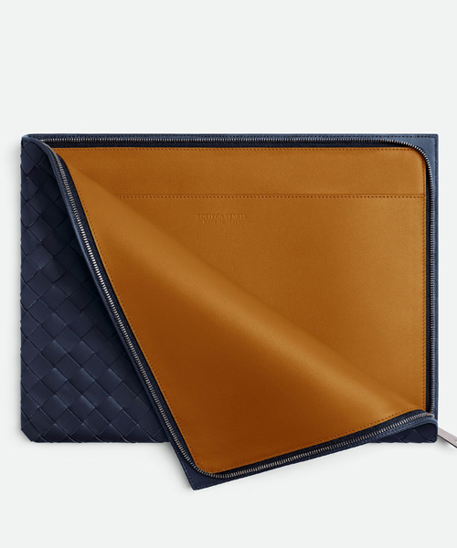 A-38962<br><b>BOTTEGA VENETA</b><br>인트레치아토 하프 지퍼 파우치</b><br>[매장가-200만원대]