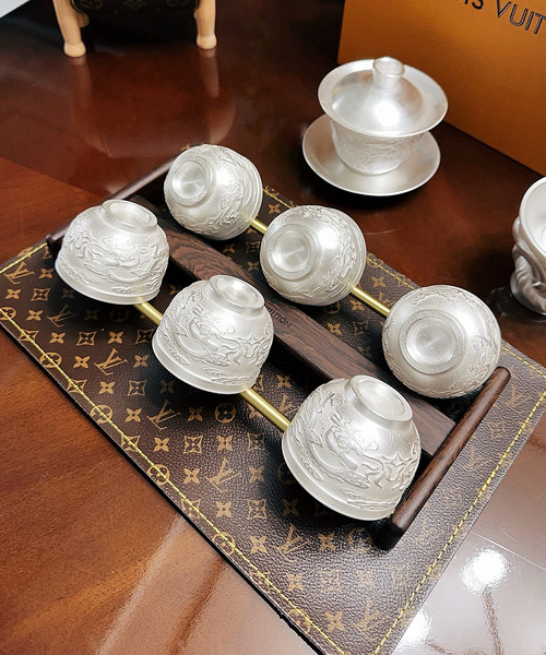 A-39753<br><b>LOUIS VUITTON</b><br>시그니처 패턴 매트 & 컵 진열함</b><br>[매장가-200만원대]