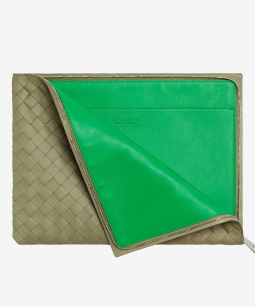 A-39717<br><b>BOTTEGA VENETA</b><br>하프집 파우치 트래버틴 패러킷</b><br>[매장가-230만원대]
