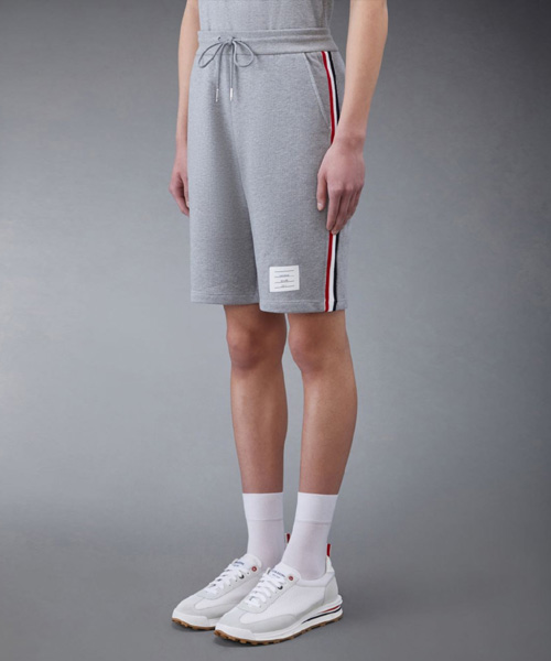 P-15647<br><b>THOM BROWNE</b><br>시그니처 스트라이프 트랙 쇼츠</b><br>[매장가-70만원대]