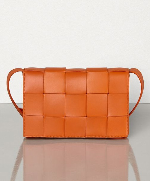 A-40884<br><b>BOTTEGA VENETA</b><br>카세트 백</b><br>[매장가-370만원대]