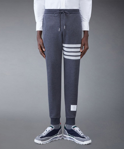 P-15831<br><b>THOM BROWNE</b><br>클래식 4-바 스웨트팬츠</b><br>[매장가-100만원대]