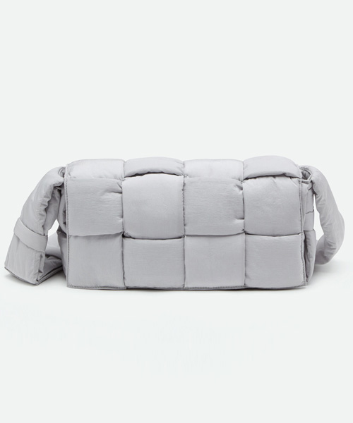 A-41878<br><b>BOTTEGA VENETA</b><br>패딩 테크 카세트 백</b><br>[매장가-280만원대]