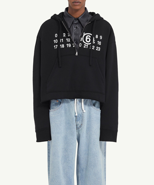 T-30374<br><b>MAISON MARGIELA</b><br>넘버 프린트 하프 집업 후디</b><br>[매장가-100만원대]