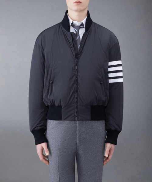 JK-24066<br><b>THOM BROWNE</b><br>폴리 트윌 립 4-바 다운 오버사이즈 블루종 재킷</b><br>[매장가-390만원대]