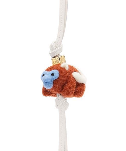 A-42263<br><b>LOEWE</b><br>펠프 & 카프스킨 백 참</b><br>[매장가-60만원대]