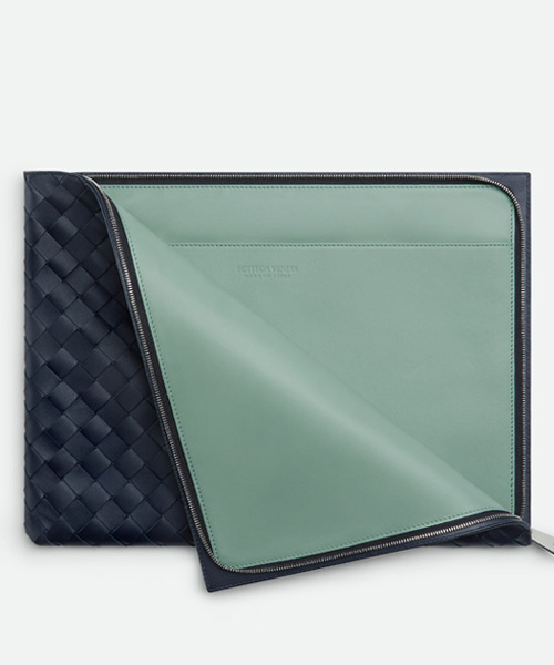 A-42424<br><b>BOTTEGA VENETA</b><br>인트레치아토 하프 지퍼 파우치</b><br>[매장가-230만원대]