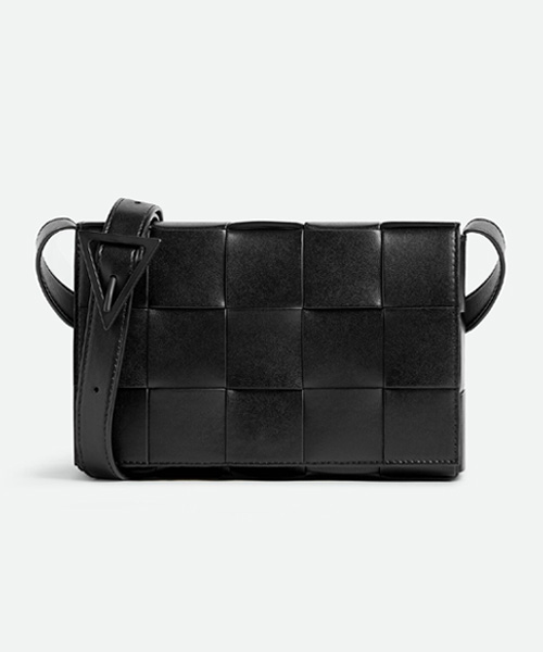 A-42886<br><b>BOTTEGA VENETA</b><br>인트레치아토 카세트 스트랩 백</b><br>[매장가-400만원대]