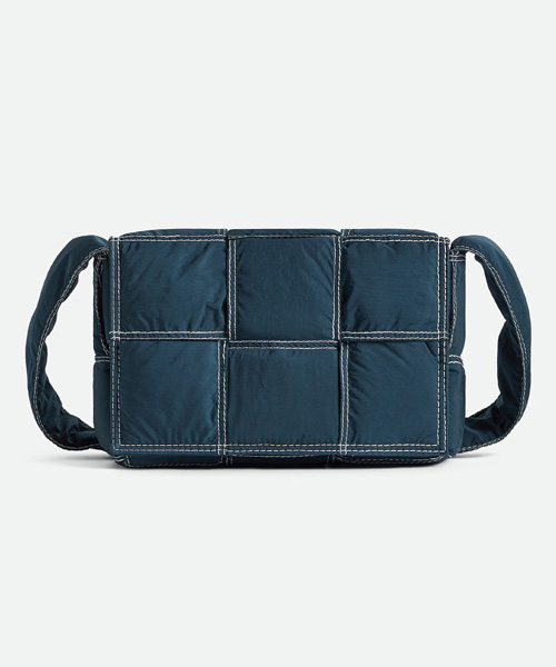 A-42643<br><b>BOTTEGA VENETA</b><br>스몰 패딩 테크 카세트 크로스바디백</b><br>[매장가-300만원대]