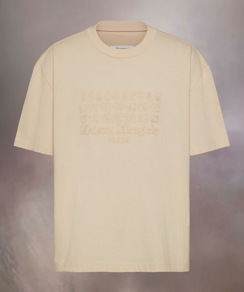 T-31051<br><b>MAISON MARGIELA</b><br>엠브로이더드 로고 코튼 티셔츠</b><br>[매장가-100만원대]