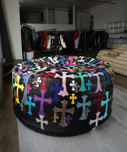 A-43697<br><b>CHROME HEARTS</b><br>엑스트라 라지 가죽 멀티컬러 크로스 패치 소파</b><br>[매장가-5800만원대]