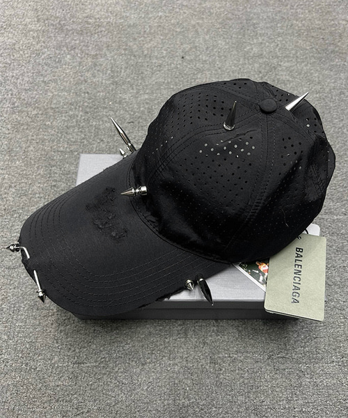 A-43944<br><b>BALENCIAGA</b><br>피어싱 메쉬 볼캡</b><br>[25S/S 출시 예정]