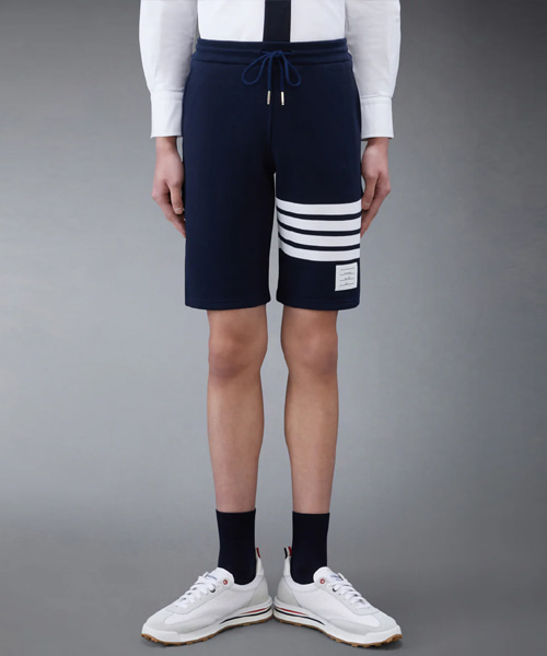 P-16520<br><b>THOM BROWNE</b><br>클래식 루프백 4-바 스웨트쇼츠</b><br>[매장가-120만원대]